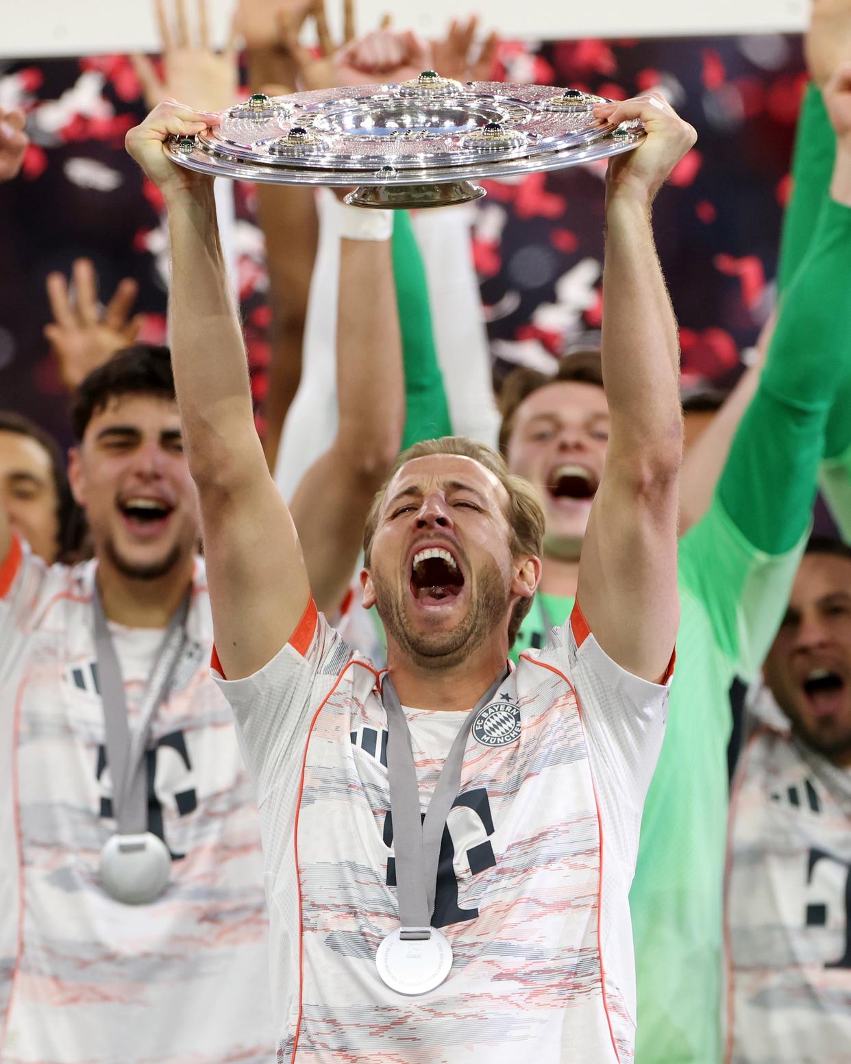 拜仁险胜那不勒斯,德布劳内乌龙送礼世界杯 拜仁险胜那不勒斯,德布劳内乌龙送礼世界杯